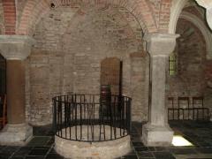 église saint-hermès de renaix : le puits rond de la crypte